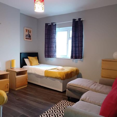 Pearson House - Huku Kwetu 3 Bedroom End Of Terrance House - Family And Business Group Self Catering Accommodation -Huku Kwetu Nottingham Esterno foto